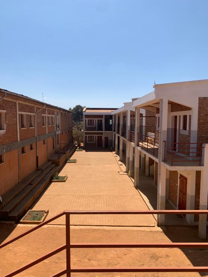 Lycee Picot De Cloriviere Dont Les Revenus Financent L'Education Des Eleves Apartment Антсирабе Екстериор снимка