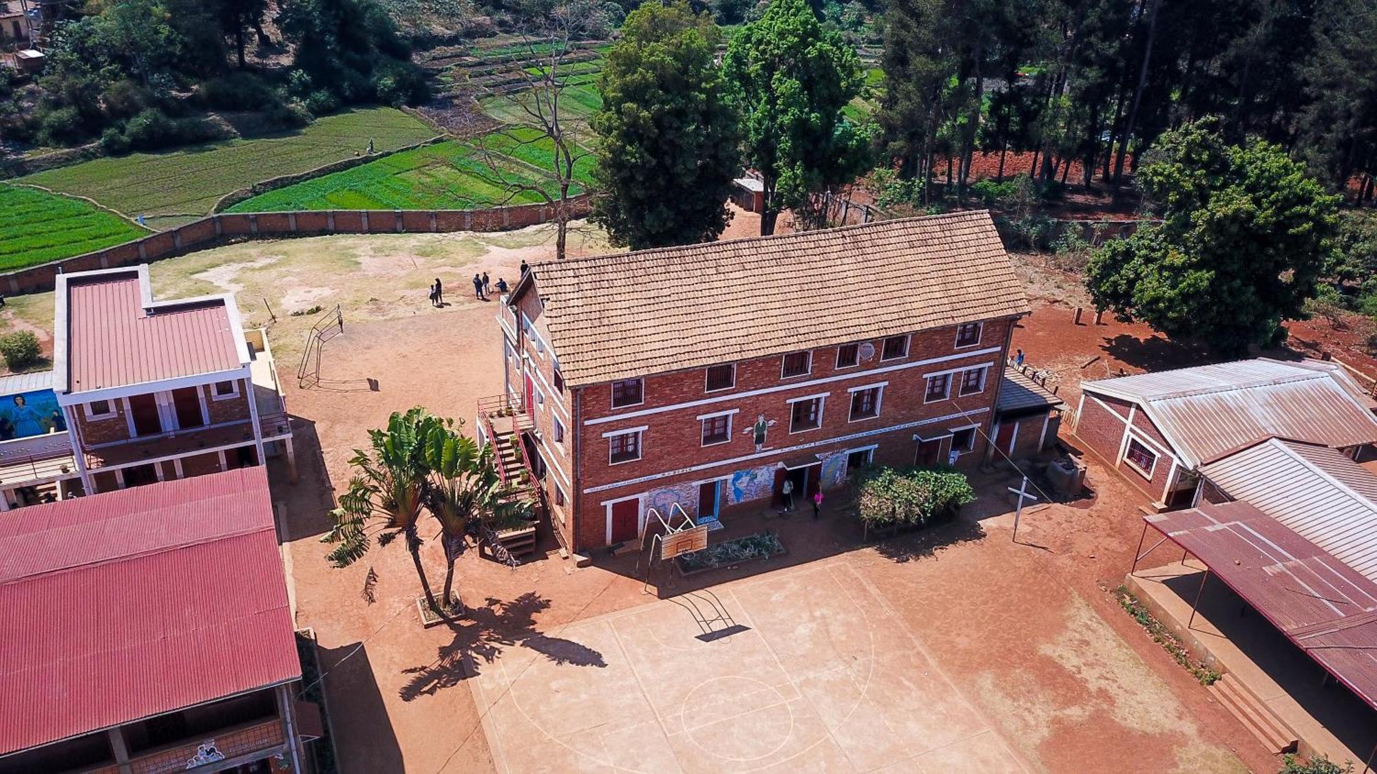 Lycee Picot De Cloriviere Dont Les Revenus Financent L'Education Des Eleves Apartment Антсирабе Екстериор снимка